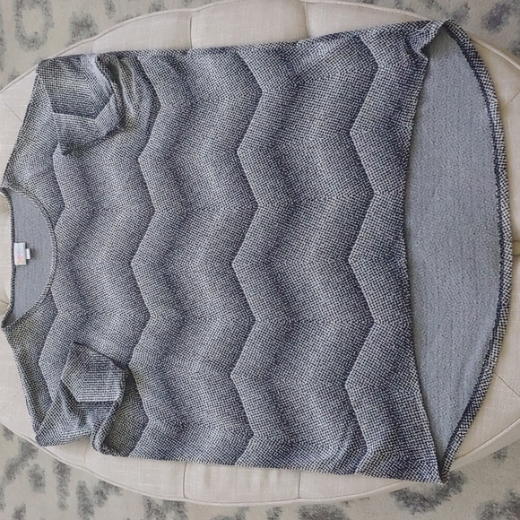 5/$25 Lularoe Irma Tunic Top Small Black White Gray - Picture 1 of 5